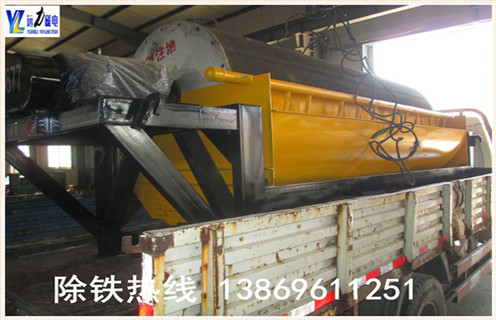 抛丸机永磁筒式磁选机工作原理：  　　经原料矿石筛选后由进料器从干式磁选机的顶部,通过料斗连接,在流动到顶部的辊子松动,状态下降时,铁磁性材料通过重力和磁力,快速落在滚筒上,并吸附在滚筒表面.  　　非磁性有色金属材料在重力作用下落在磁性材料的外面.这些材料随着筒体的旋转,非磁性材料在重力作用下从气缸下落,在滑槽中.含铁磁性材料吸附在圆筒的表面上并继续旋转,直到其不具有磁力.材料从带式输送机排出,并最终分成含铁材料和无铁材料.  　　3.抛丸机永磁筒磁选机实验  　　潍坊南宫·NG28(China)官方网站配备各类选矿实验的磁选设备,型号齐全,优质低价,可定制,并且公司成立了大型选矿实验室,可以普通的金属矿物和非金属矿物加工在机器上和实验室为客户分析其成份,并为客户推荐客户使用相关型号.