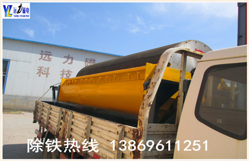 小型磁选机设备适用于湿式磁选工艺,是磁选试验常用设备.南宫·NG28(China)官方网站生产的小型磁选机设备磁场强度9000-10000GS,适用于赤铁矿.褐铁矿.镜铁矿.锰矿.镍矿.钛铁矿等弱磁性矿物的湿式磁选作业. 1.小型磁选机的工作原理 是矿浆经给矿箱流入槽体后,在给矿喷水管的水流作用下,矿粒呈松散状态进入槽体的给矿区.在磁场的作用,磁性矿粒发生磁聚而形成“磁团”或“磁链”,“磁团”或“磁链”在矿浆中受磁力作用,向磁极运动,而被吸附在圆筒上.由于磁极的极性沿圆筒旋转方向是交替排列的,并且在工作时固定不动,“磁团”或“磁链”在随圆筒旋转时,由于磁极交替而产生磁搅拌现象,被夹杂在“磁团”或“磁链”中的脉石等非磁性矿物在翻动中脱落下来,最终被吸在圆筒表面的“磁团”或“磁莲”即是精矿.精矿随圆筒转到磁系边缘磁力最弱处,在卸矿水管喷出的冲洗水流作用下被卸到精矿槽中.非磁性或弱磁性矿物被留在矿浆中随矿浆排出槽外,即是尾矿.
