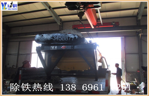为什么普通型干式磁选机的跑尾情况比较高,潍坊南宫·NG28(China)官方网站生产的干式磁选机具有磁系设计结构先进.整机重量轻.运转快速可靠.而且维修方便.干式磁选机非常适用于干旱缺水地区, 这样不仅能够节省水资源,而且能够为客户降低选矿成本,为超贫磁铁矿开采和利用开辟了一条新途径.​