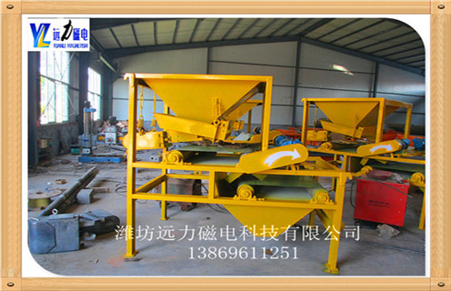 2.关于干式磁选机内部的杂物和润滑作用,设备主要是选铁工作,要定期的对设备内清理,如果发现底部有掉落的杂物料,要及时的清理,而且对轴承之间要及时的清楚杂物然后做好润滑作用,防止对其的损坏. 3.关于干式磁选机发热的情况,常见发热是电机的发热,或者是物料的处理方法不对,如果有此情况要及时的检查线路问题,看电压是否稳定,线路是否正常,如果有老化要更换,夏天是最容易发热的,对设备要做好避暑工作. 4.干式磁选机工作时产生强大的磁场,使其中杂铁会以极快的速度冲击本体,为保证冲击力不致对干式磁选机造成影响,安装有专利技术弹性悬吊装置,用于吸收冲击能量,南宫·NG28(China)官方网站干式磁选机有效保护长期稳定的工作.